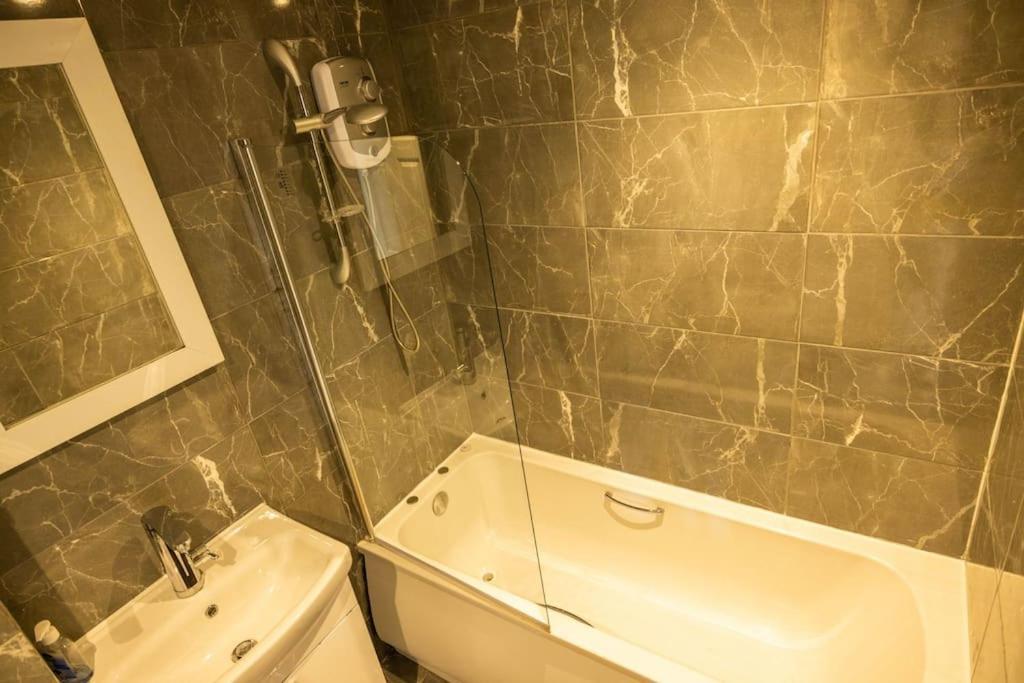 2 Bedrooms -Parking-Very Spacious-Wifi Londres Exterior foto
