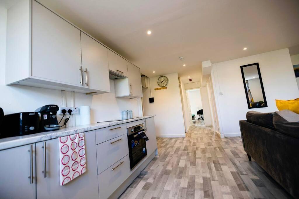 2 Bedrooms -Parking-Very Spacious-Wifi Londres Exterior foto