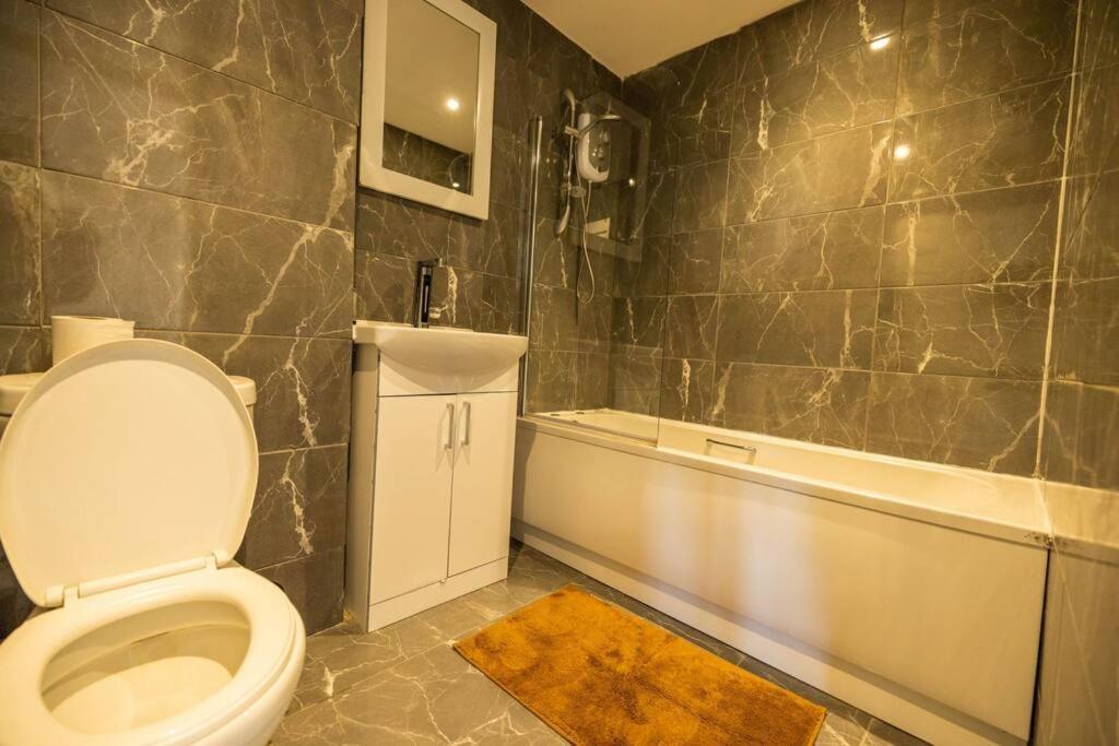 2 Bedrooms -Parking-Very Spacious-Wifi Londres Exterior foto