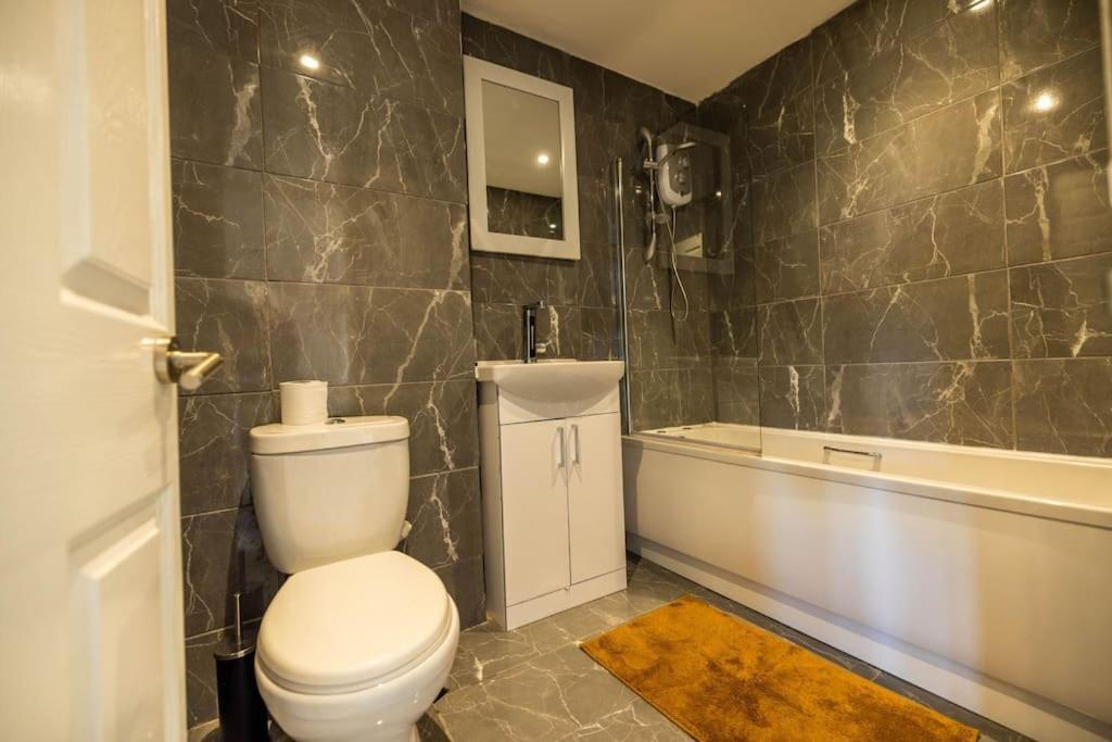 2 Bedrooms -Parking-Very Spacious-Wifi Londres Exterior foto